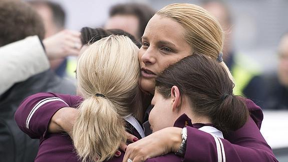 Empleadas de la aerolínea Germanwings se consuelan durante el minuto de silencio en homenaje a as víctimas. 