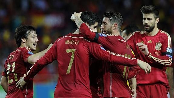 Los jugadores celebran el gol de Morata. AFP