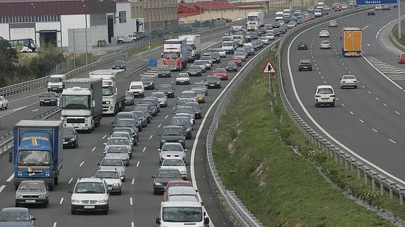 Largas retenciones en una operacion salida de Semana Santa. 