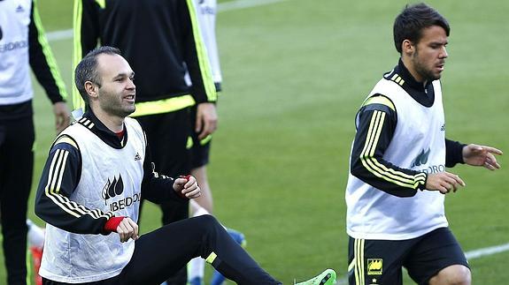 Juan Bernat (d), entrena junto a Iniesta. 