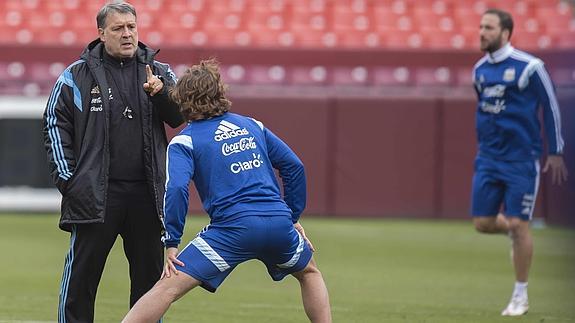 Martino da instrucciones a un jugador. 