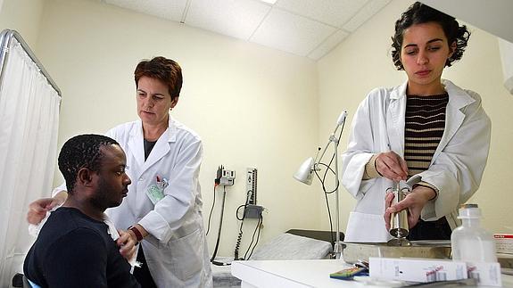 Un inmigrante senegalés, en una consulta médica. 
