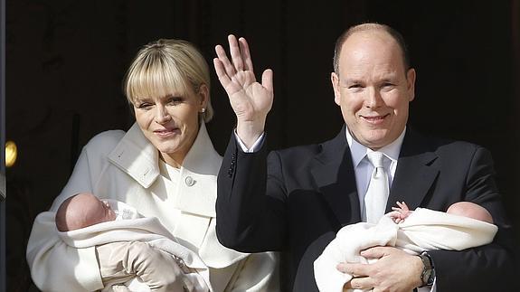 El príncipe Alberto y su esposa, junto a sus hijos. 