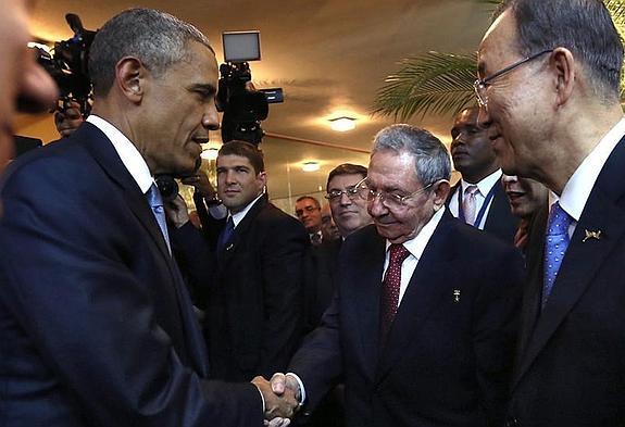 Obama y Castro se dan la mano.