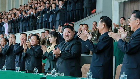 Ri Sol-ju, junto con su esposo, Kim Jong-un. 