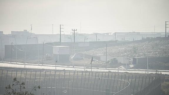 Niebla sobre la valla de Melilla.