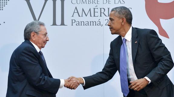 Raúl Castro estrecha la mano de Barack Obama. 