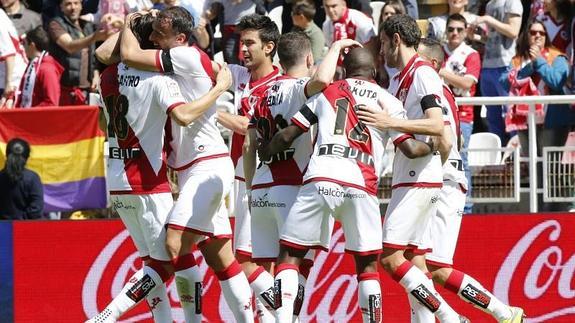 Los jugadores del Rayo celebran un gol. 