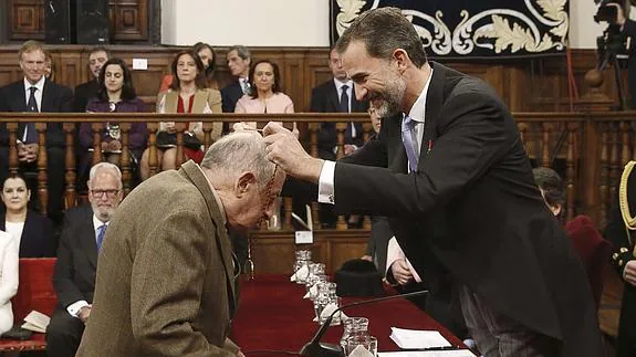 Goytisolo recibe el Premio Cervantes de manos del Rey. 