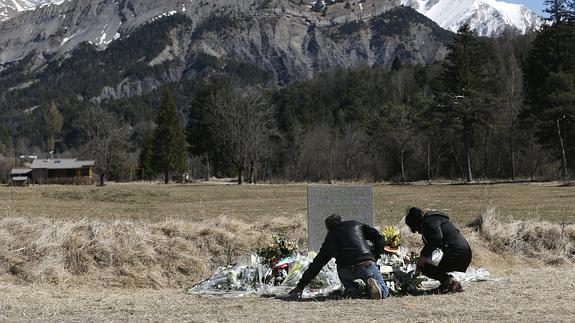 Familiares de las víctimas del accidente de avión se acercan al monumento en su memoria en Le Vernet (Francia).