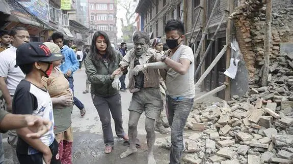Un hombre rescatado de un edificio derruido.