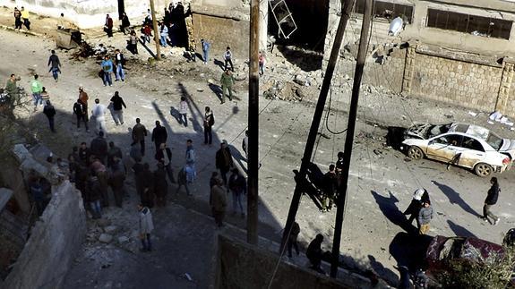 Decenas de personas en una calle de Idleb (Siria).