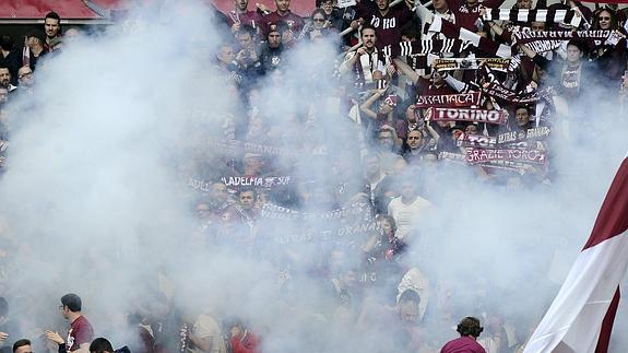 Aficionados del Torino, tras la explosión. 