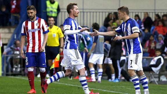 Alfred Finnbogason (d) sale al campo en sustitución de Zurutuza. 