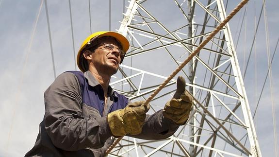 Un operario tiende fibra óptica. 