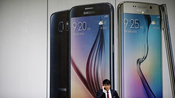 Un hombre charla con un móvil.