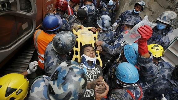 Momento en el que los equipos de rescate salvan de entre los escombros a un niño. 