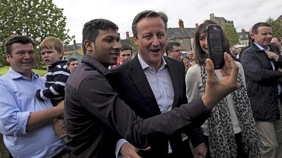 David Cameron posa para un autorretrato.