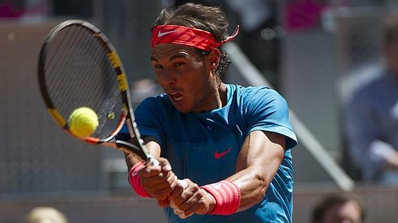 Nadal golpea la pelota. 