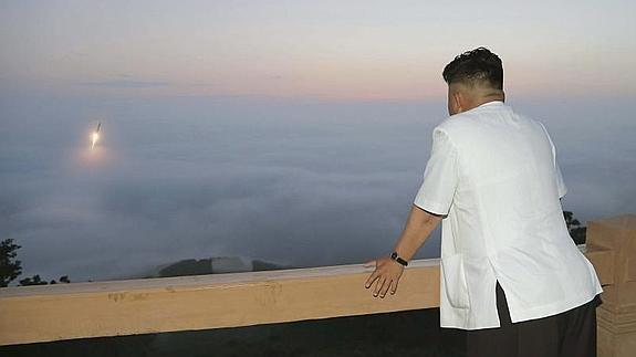 El líder norcoreano observa el proceso desde una plataforma de lanzamiento. 