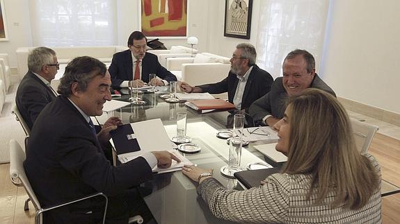 Reunión entre Rajoy, Báñez y los representantes de patronales y sindicatos.