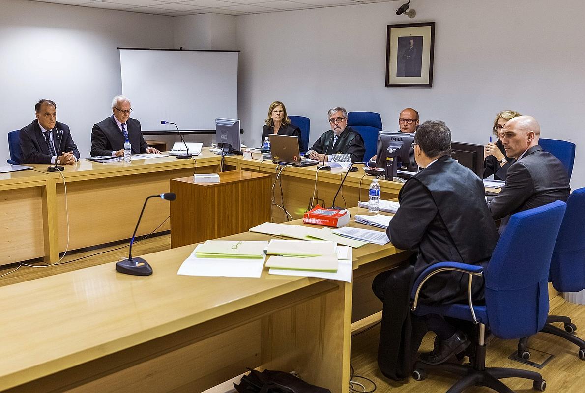 Tebas (i), y  Rubiales (2d), durante la vista en la Audiencia Nacional. 