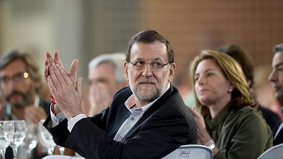 Mariano Rajoy aplaude, durante el almuerzo-mitin de Vitoria.