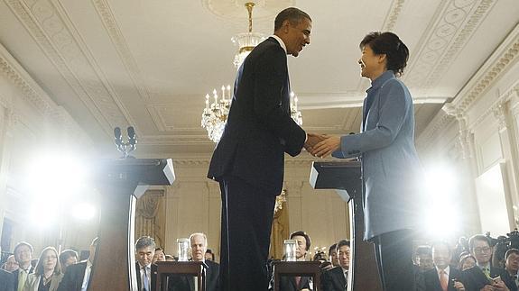 Obama y Park se estrechan la mano. 