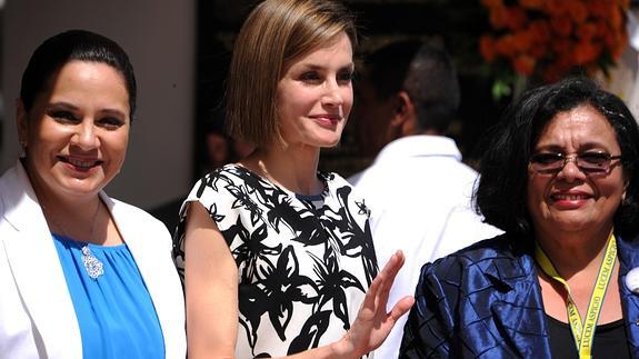 Doña Letizia, junto a la primera dama hondureña, Ana García de Hernández (i), y la rectora de la Universidad Nacional Autónoma, Julieta Castellanos. 