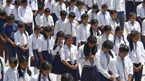 Escolares guardan un minuto de silencio en Bungmati, Katmandú.