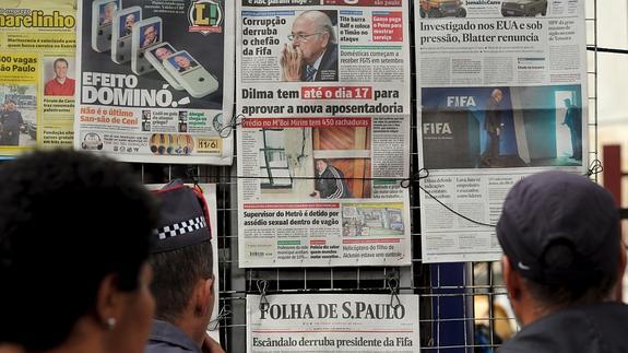 Joseph Blatter acapara las portadas de la prensa en Brasil. 