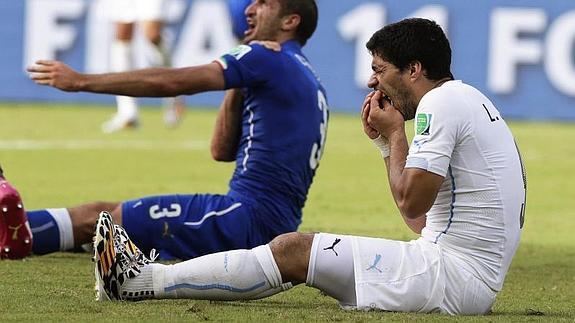 Chiellini (i) y Luis Suárez, tras el mordisco en Brasil. 