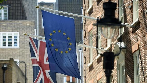 La bandera de la UE ondea junto a la de Reino Unido. 