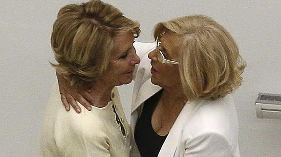 Manuela Carmena abraza a Esperanza Aguirre. 