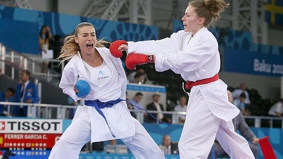 Cristina Ferrer (d), durante un combate. 