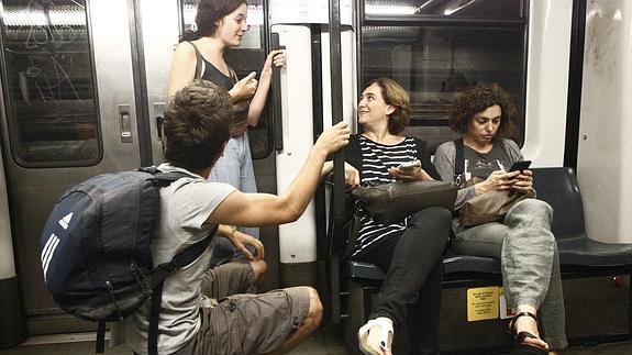 Ada Colau, hoy, en el metro.