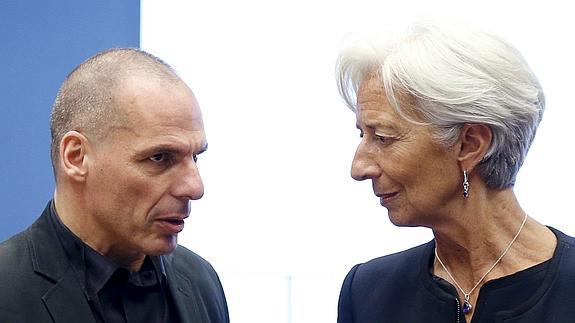 El ministro de economía griego, Yanis Varoufakis, habla con la directora del FMI, Christine Lagarde.