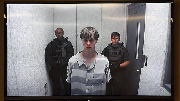 Fotografía del monitor en un tribunal durante el juicio contra Dylan Roof.