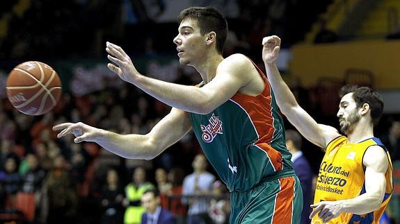 'Willy' Hernangómez (i), del CB Sevilla. 