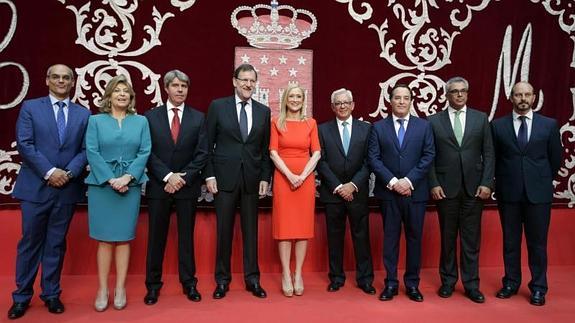 Rajoy y Cifuentes posan con los siete consejeros. 