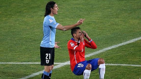 Jara se deja caer tras su incidente con Cavani. 