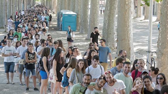 Miles de personas esperan su turno en Gerona..