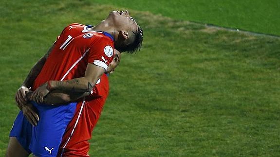 Eduardo Vargas, felicitado por Arturo Vidal tras marcar a Perú. 