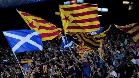 Banderas esteladas, entre los aficionados del Barça.