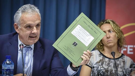 Escañuela (i), durante una rueda de prensa. 