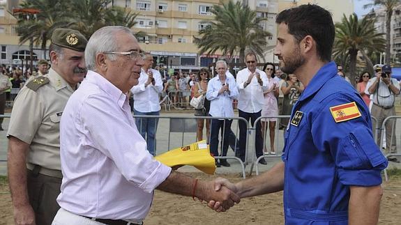 El presidente de Melilla Juan José Imbroda, recibiendo una bandera de un oficial del Ejército del Aire.