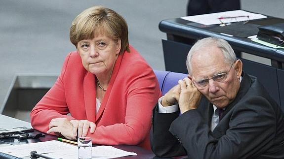 Merkel y Schäuble, con gestos serios. 