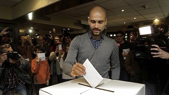 Guardiola vota en la consulta del 9-N.