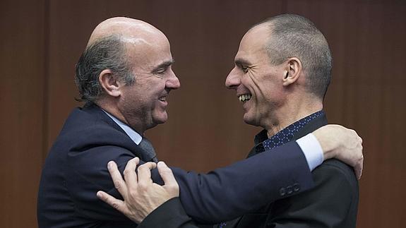 De Guindos y Varoufakis se saludan afectuosamente en Bruselas. 