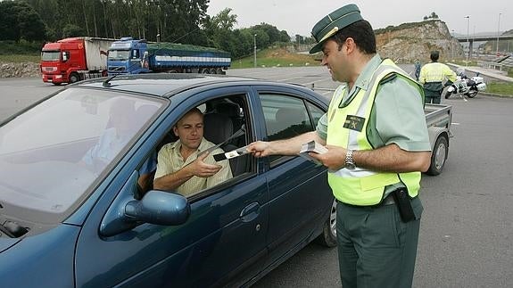 Un conductor ante un control policial.